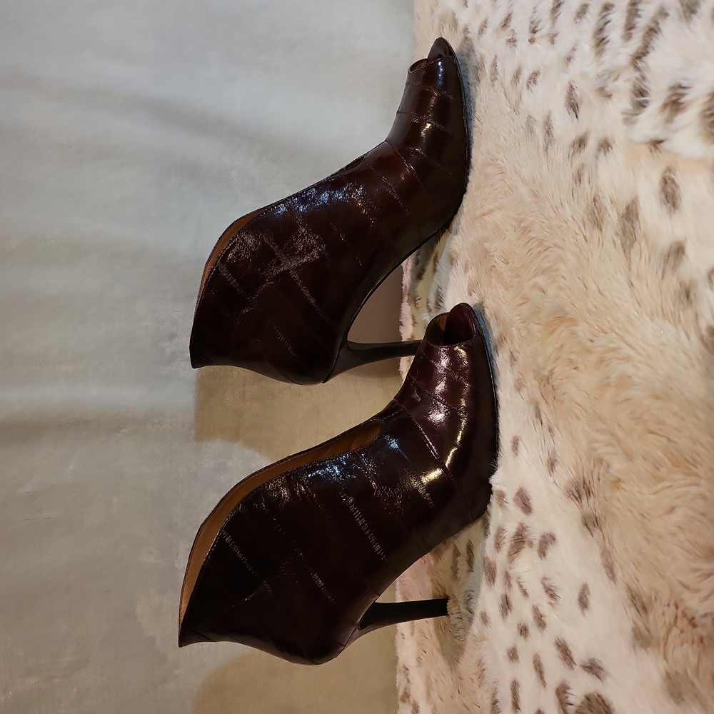 Vince Camuto Signature ~ Ronan ~ Bordo color ~ EEL Panel Size 8